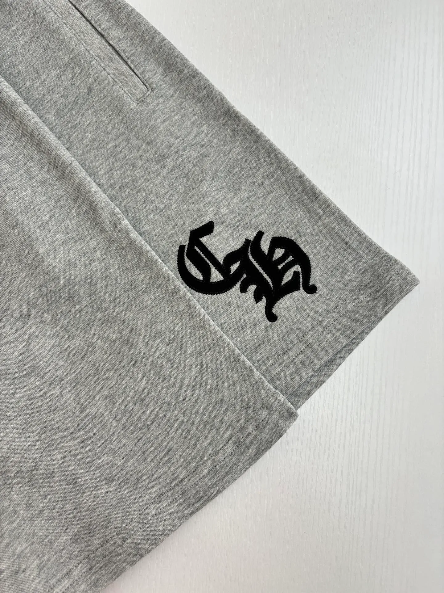 🅿️310 Come Hearts*/Cro Heart 25 new floral gray Sanskrit logo shorts. Custom dyed floral gray fabric according to YB. The floral gray fabric is extremely expensive. There is no stock in the market. The embroidery uses imported embroidery. Customized scroll hardware accessories. Size: S/M/L